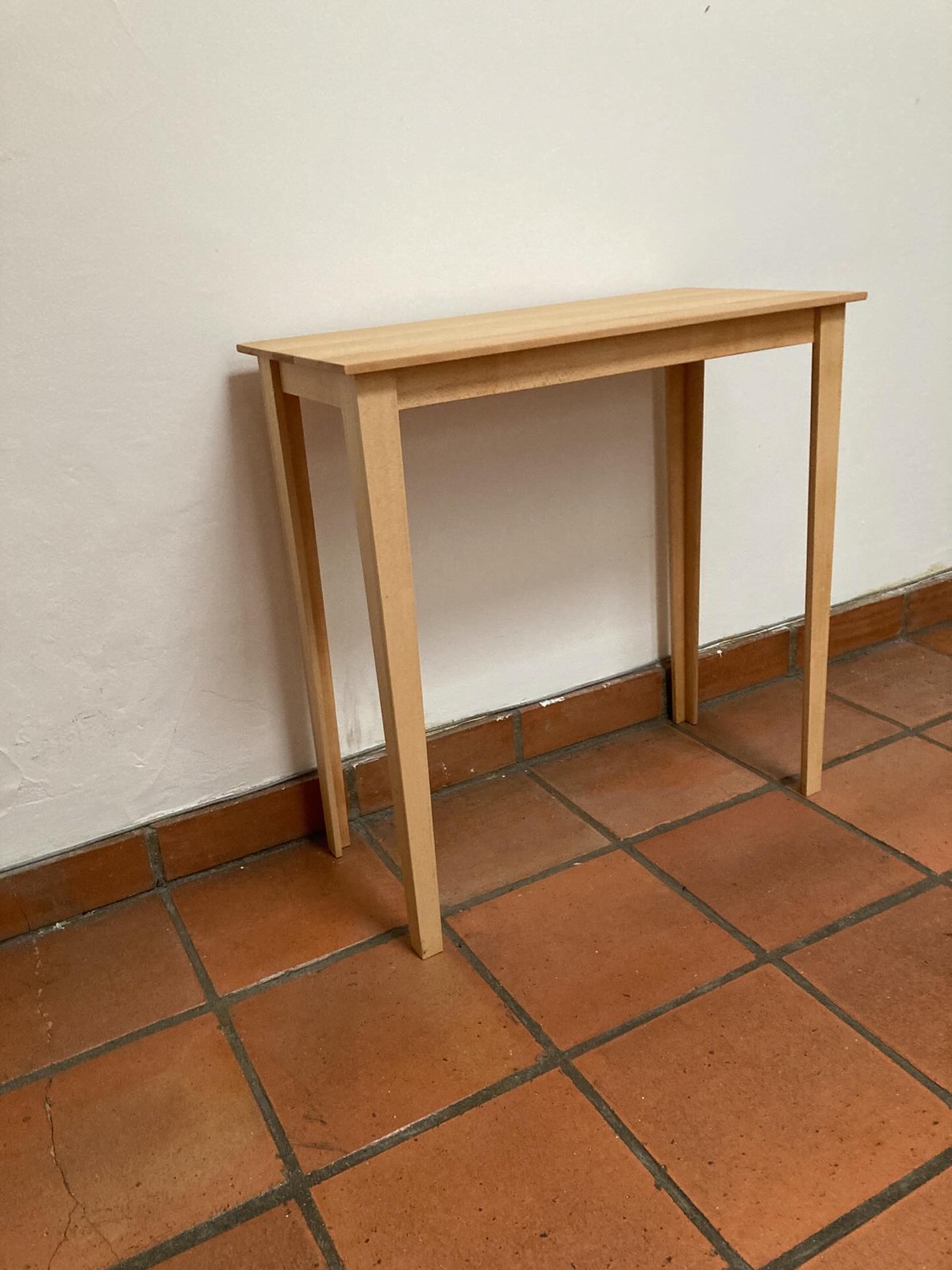 The featherweight blond-birch laptop table with thin tapered legs